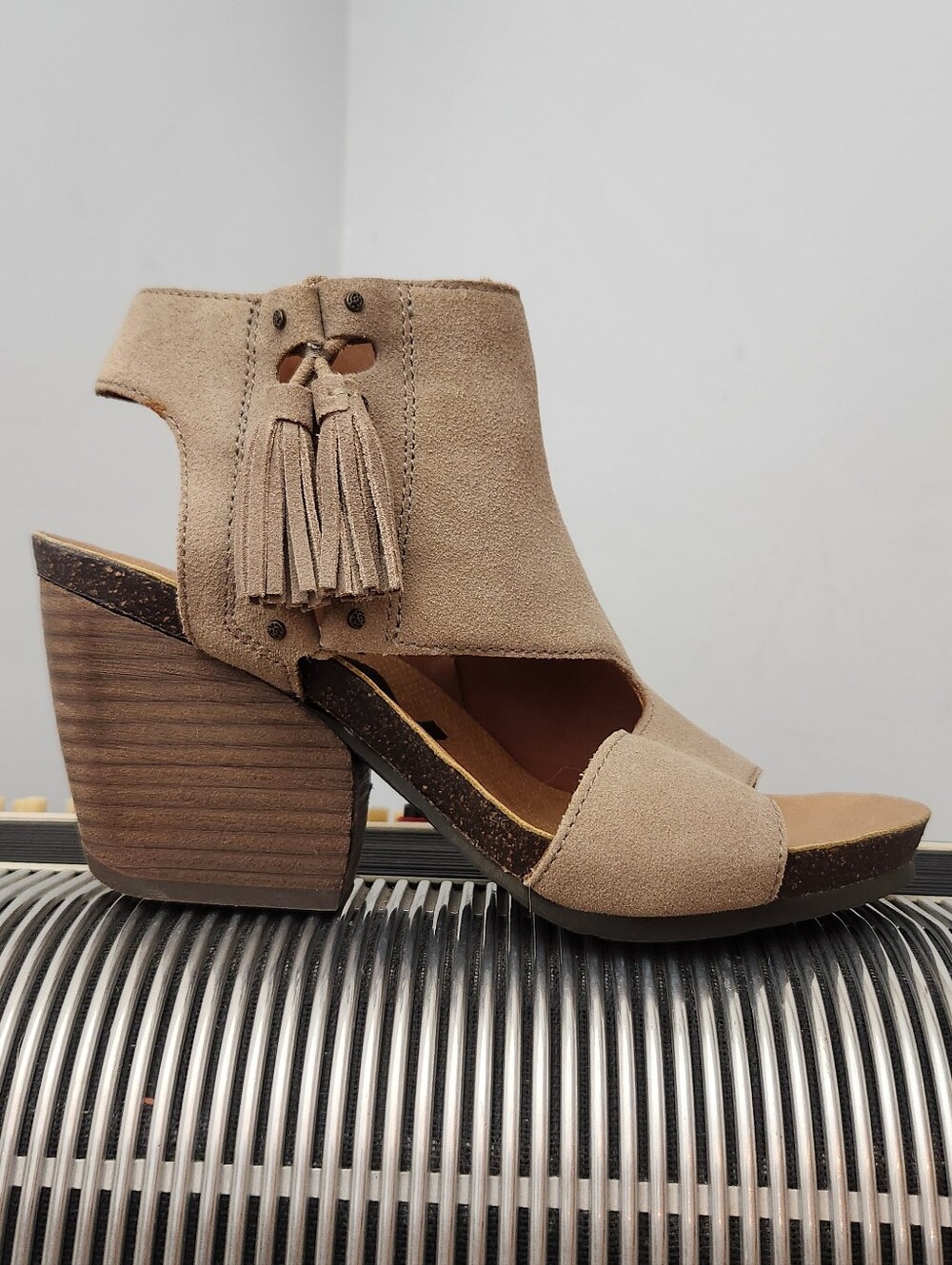 AMAZING OTBT FLOWER CHILD TAN SUEDE TASSLE ACCENT OPEN TOE CHUNK 3.5" HEELS SZ 7